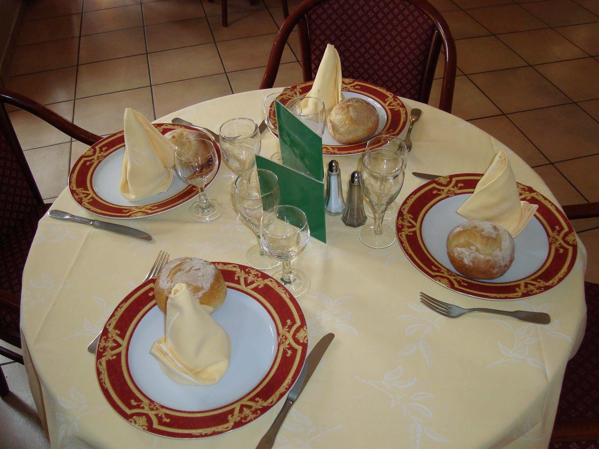 马蒂尼尔餐厅酒店 蒙代列赫 外观 照片